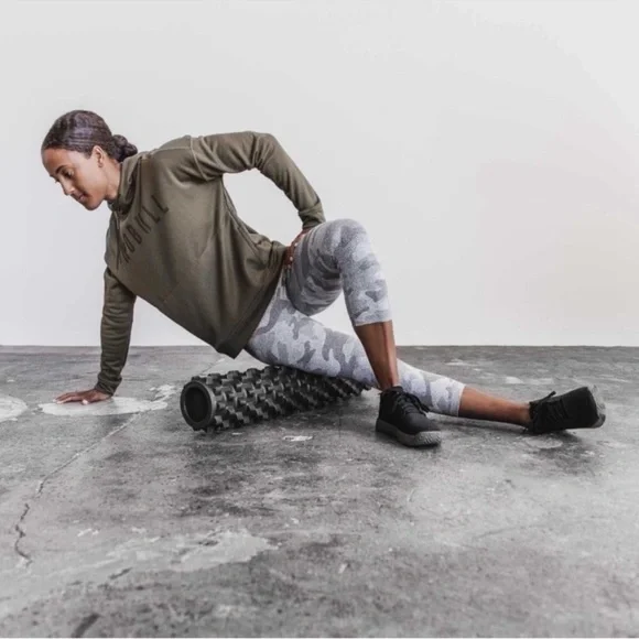 NWT Women's NOBULL Hoodie - Medium - Army Green - Picture 6 of 7